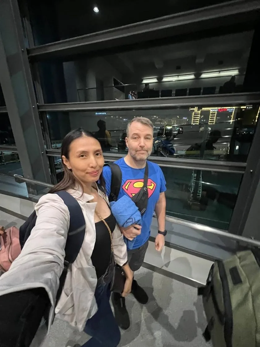 Alisdair and Darleene, the reviewers behind SmartGadgetKit portable charger and wall charger reviews